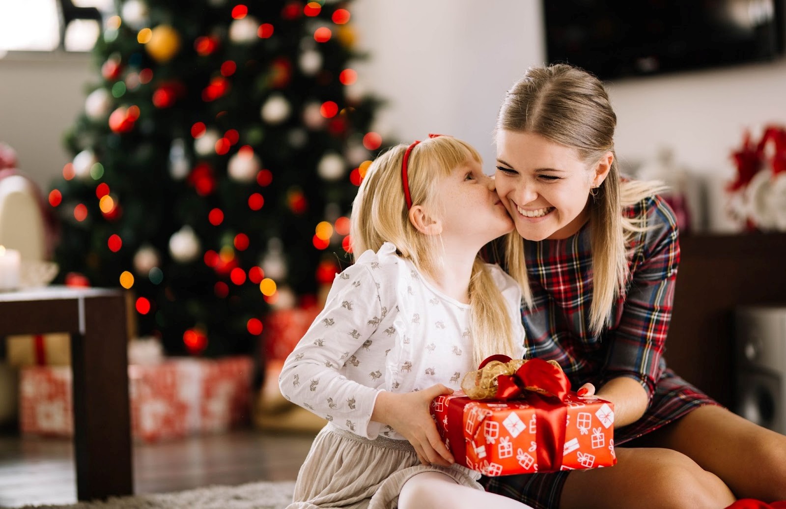 Phụ huynh có thể tặng quà Noel cho bé để gửi gắm những lời chúc bình an Phụ huynh có thể tặng quà Noel cho bé để gửi gắm những lời chúc bình an